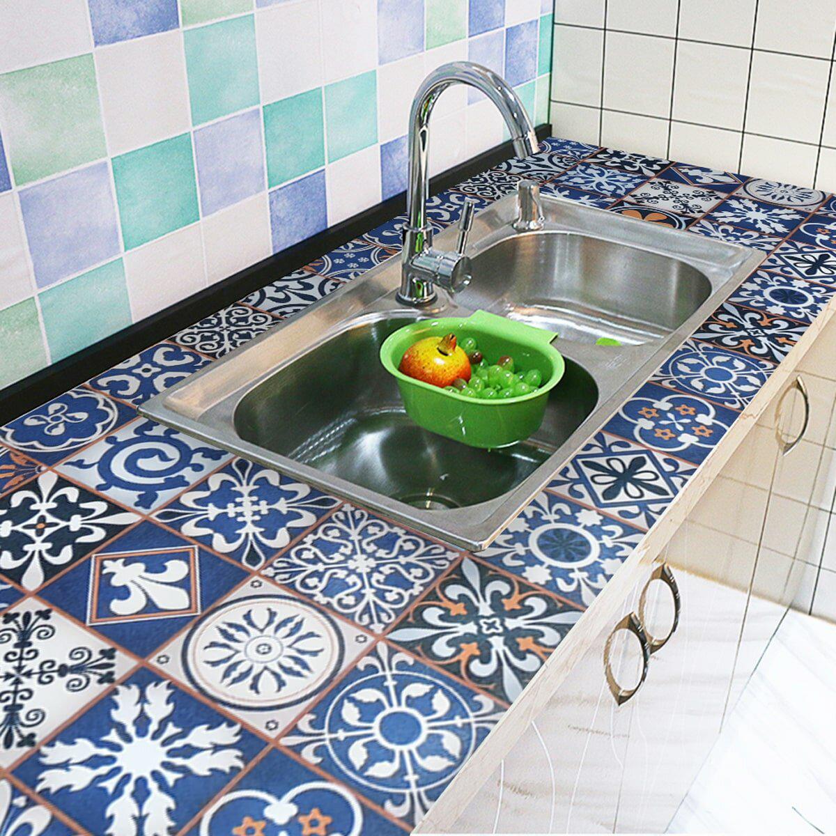 Самоклеящаяся пленка для оклейки мебели и дверей в интерьере кухни с синим орнаментом