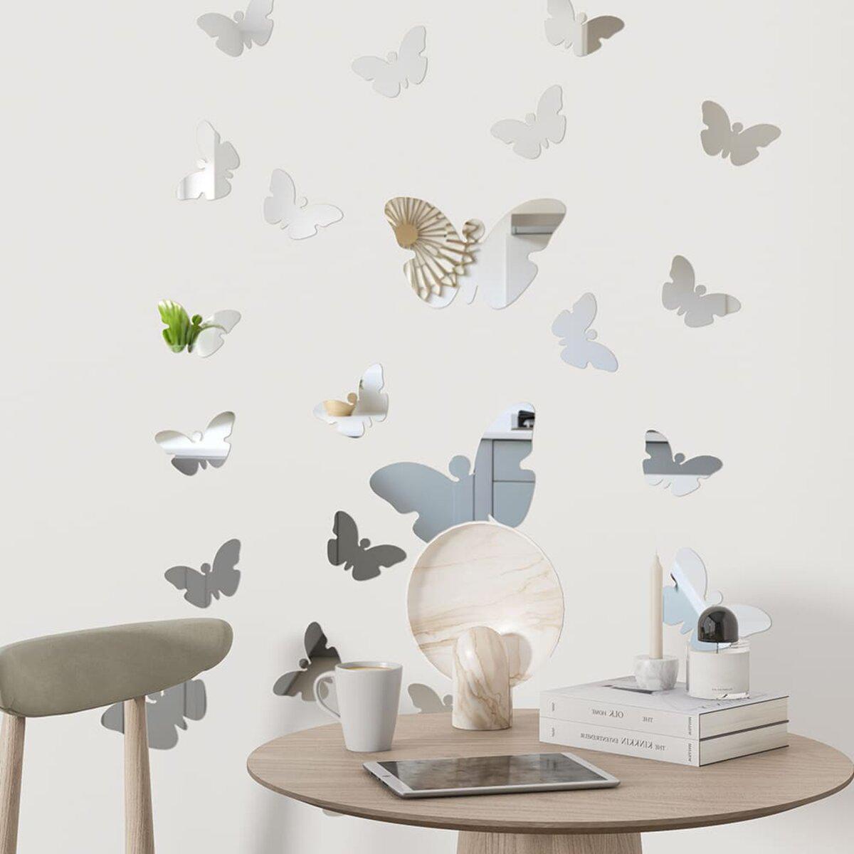 наклейки зеркальные бабочки в интерьере на зелёной стене — зеркальный акриловый декор для интерьера