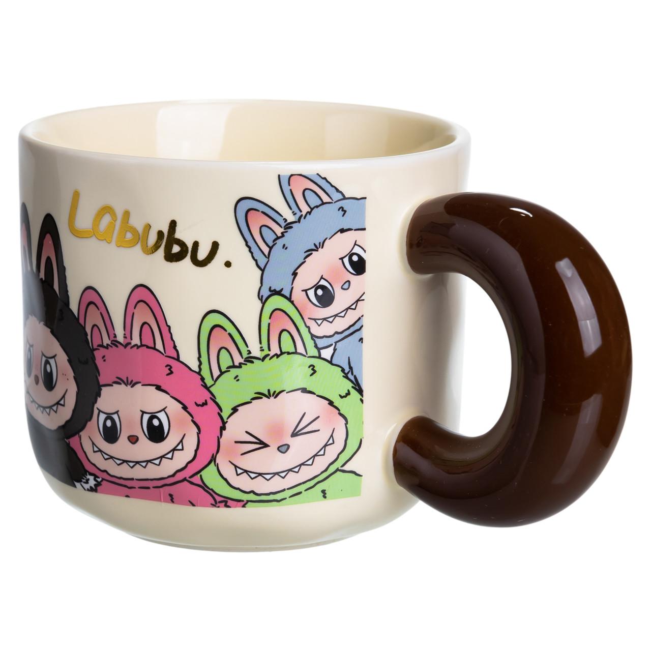 Фарфорова чашка Labubu 400 мл у вигляді зручної чашки з коричневою ручкою