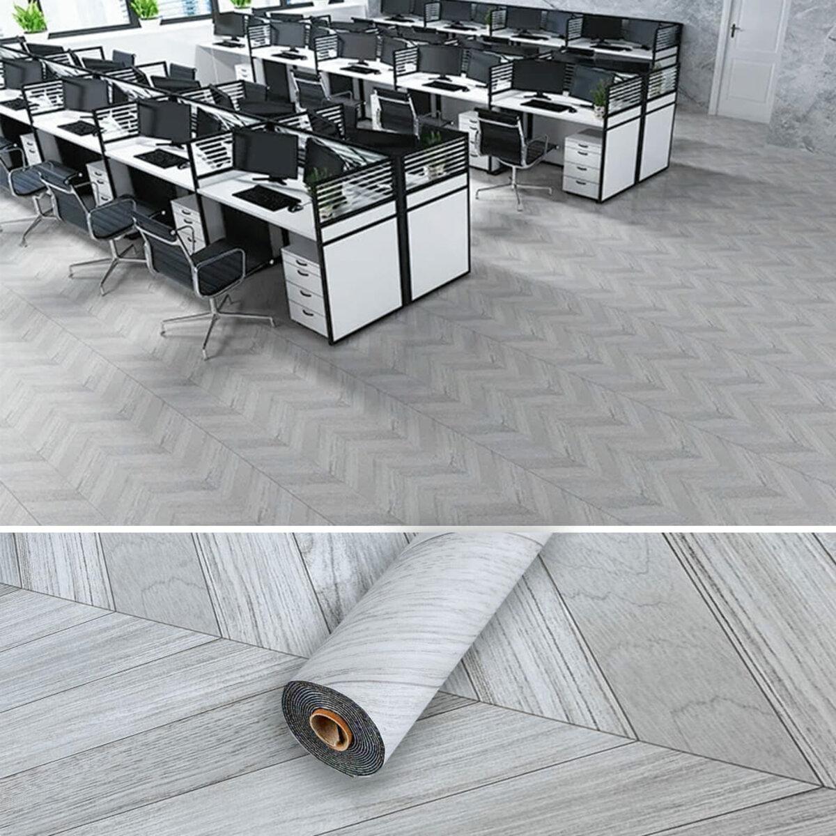 виниловое напольное покрытие в рулоне в интерьере офиса, имитация ламината