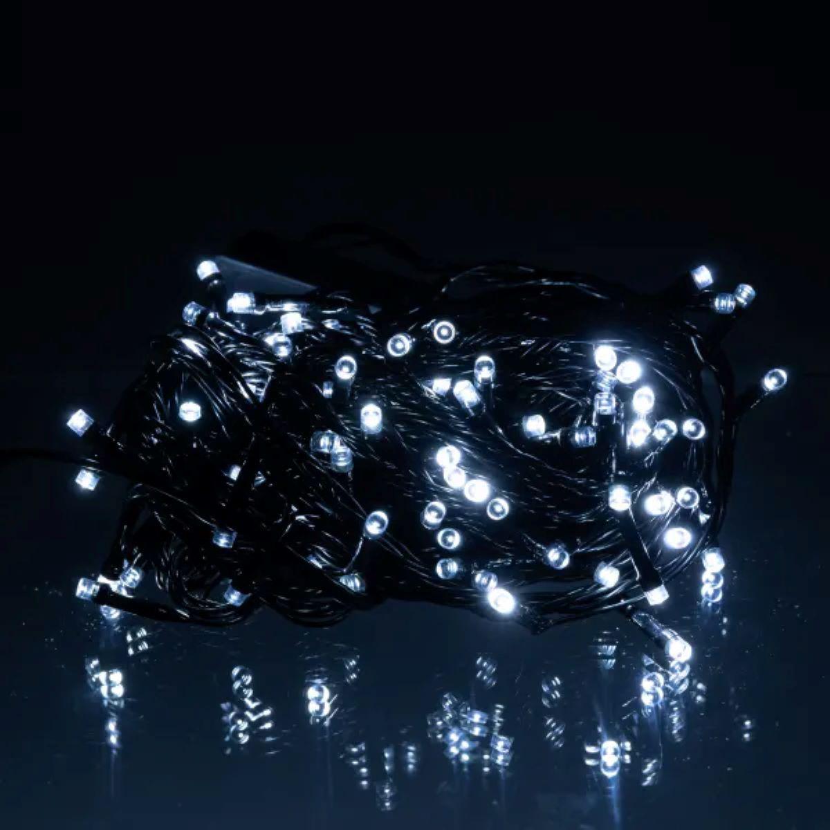 Декоративная LED гирлянда 120 диодов — крупный план белых светодиодов на черном проводе