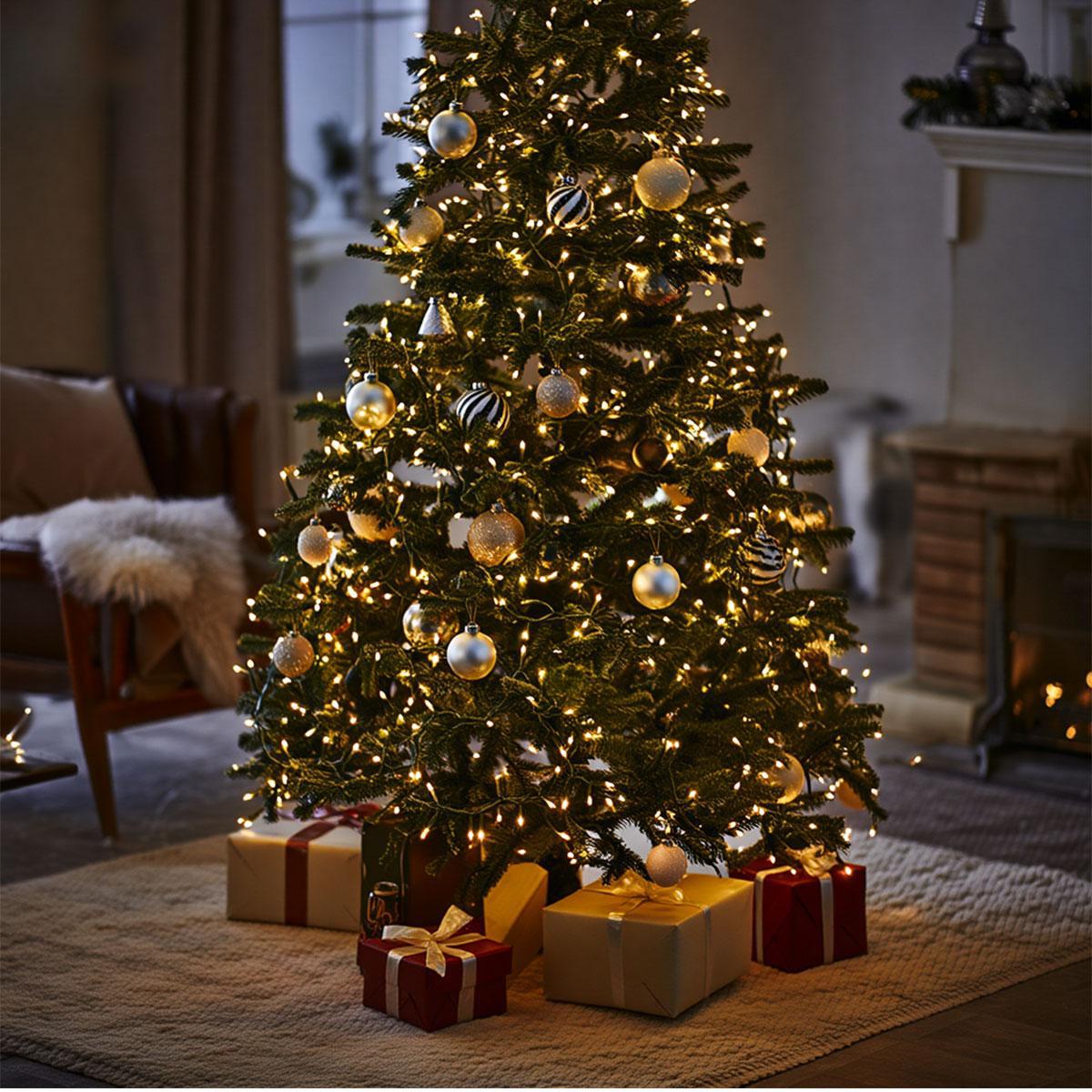 гармоничное оформление ёлки светодиодной гирляндой нитка 220 LED жёлтый свет