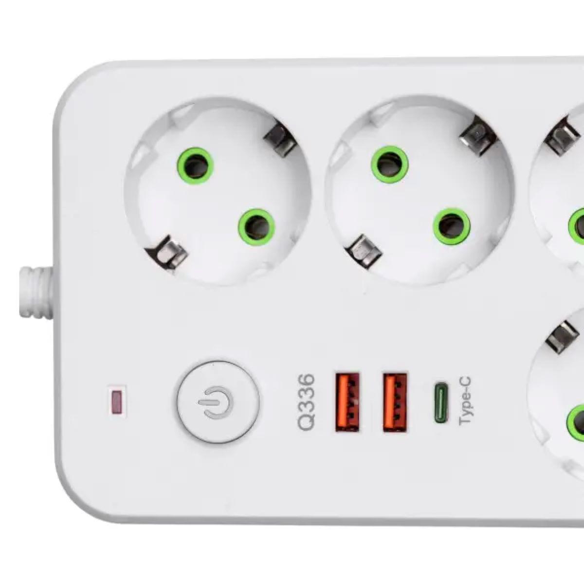 Крупний план мережевого фільтра на 4 розетки з USB-A та USB Type-C портом