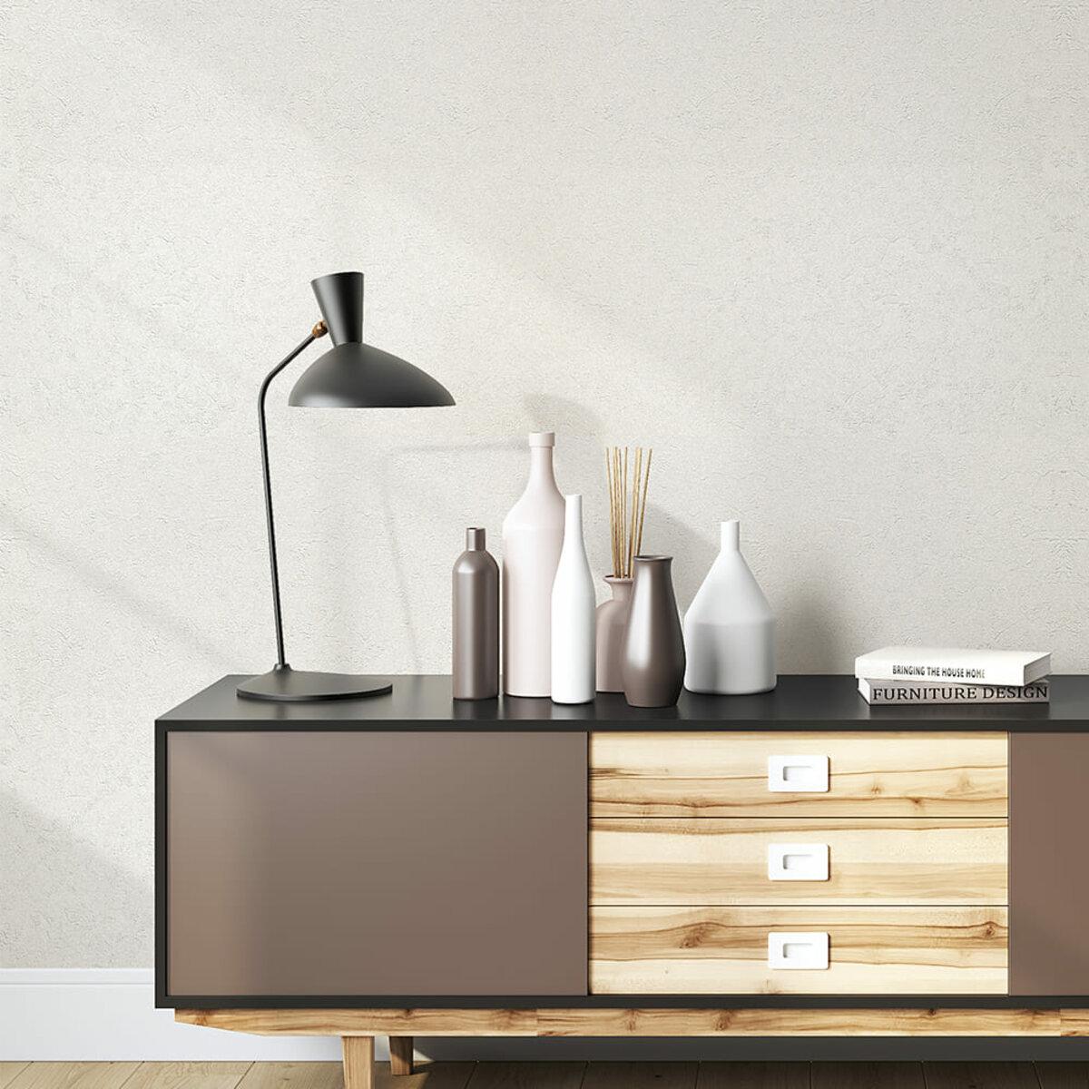 Самоклеюча гнучка штукатурка в інтер’єрі кімнати на стіні біля меблів