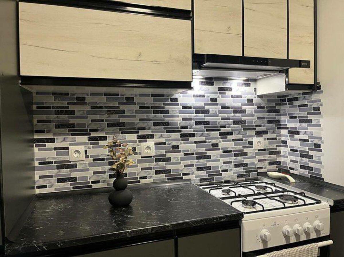 самоклеящаяся плитка под мрамор 305х305 в интерьере кухни — влагостойкая декоративная плитка для стен