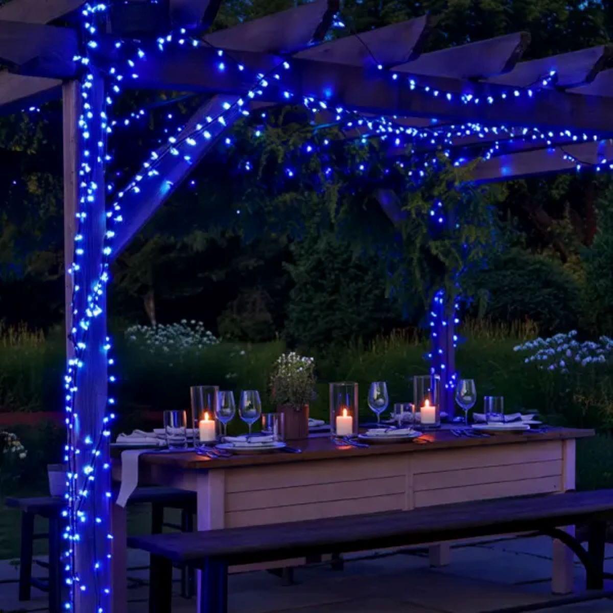 синяя уличная гирлянда 30 м на беседке — синяя LED гирлянда для сада