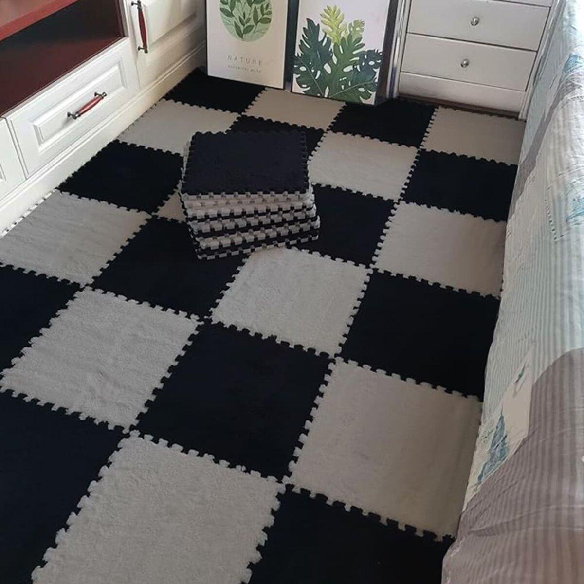 мягкое напольное покрытие в интерьере пример укладки 300х300, черные и серые квадраты