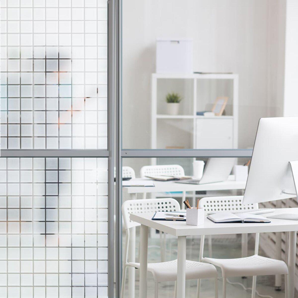 Декоративная ПВХ пленка для стекол 600х3000 мм в офисном интерьере, покрытие с призматической фактурой