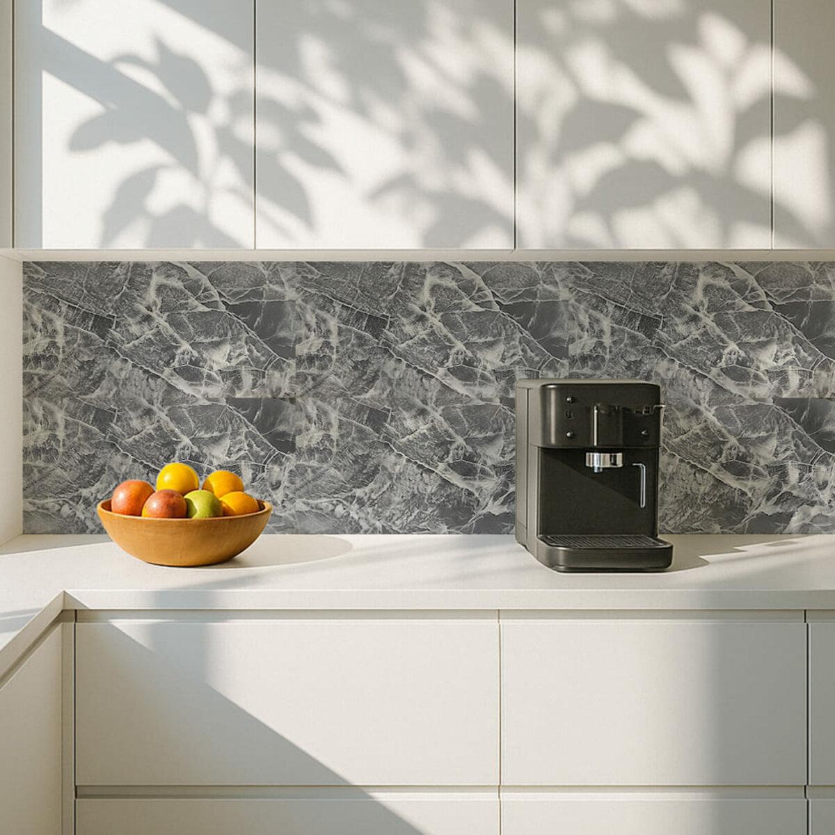 Самоклеюча стінова PET плитка під камінь на кухонному фартусі