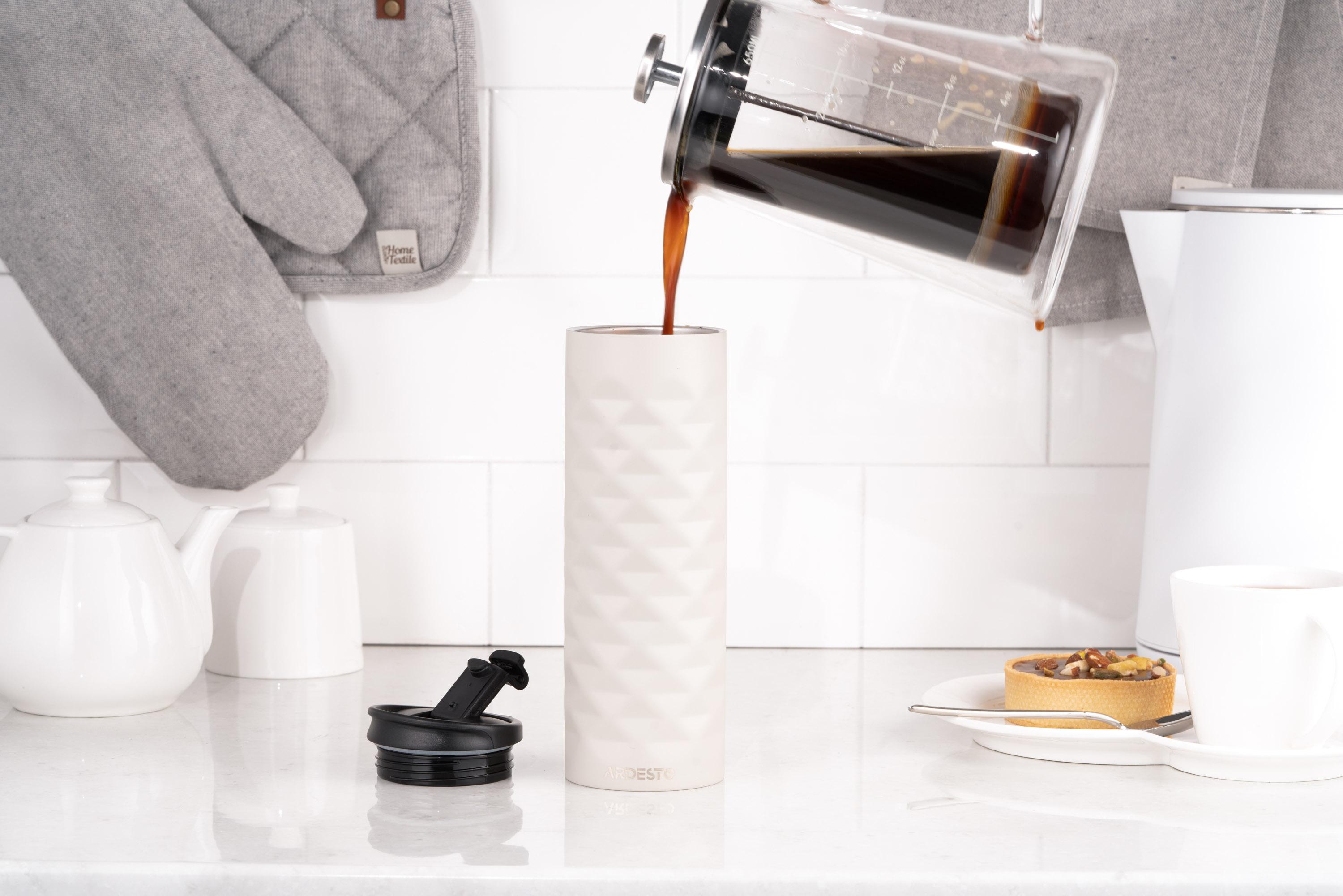 Термокружка для поездок 400 мл в интерьере — бежевый термос Ardesto сохраняет тепло