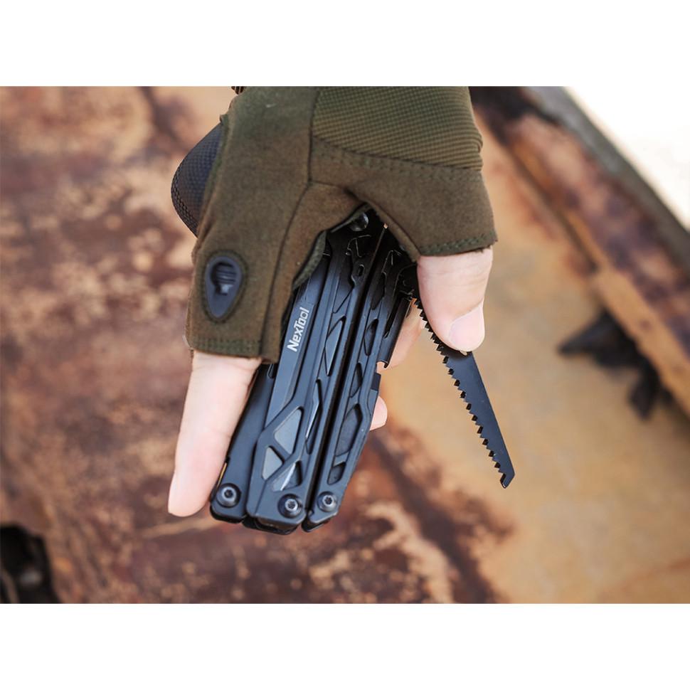 мультитул NexTool Black Knight в руке с выдвинутой пилой, карманный мультитул для рыбалки и авто