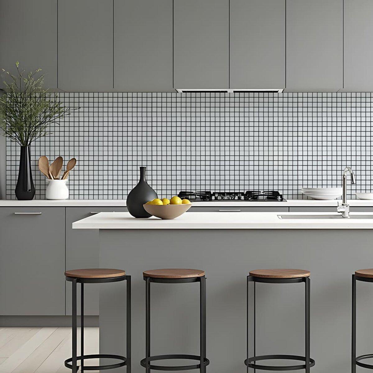 Самоклеящаяся алюминиевая плитка 300x300 в интерьере — фартук кухни, белая мозаика