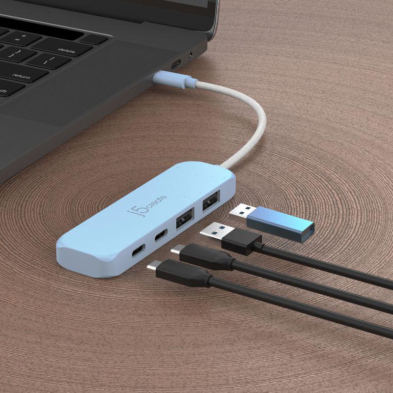 Блакитний USB-C хаб j5create JCH342EC-N на 2 USB-A та 2 USB-C, підключений до ноутбука