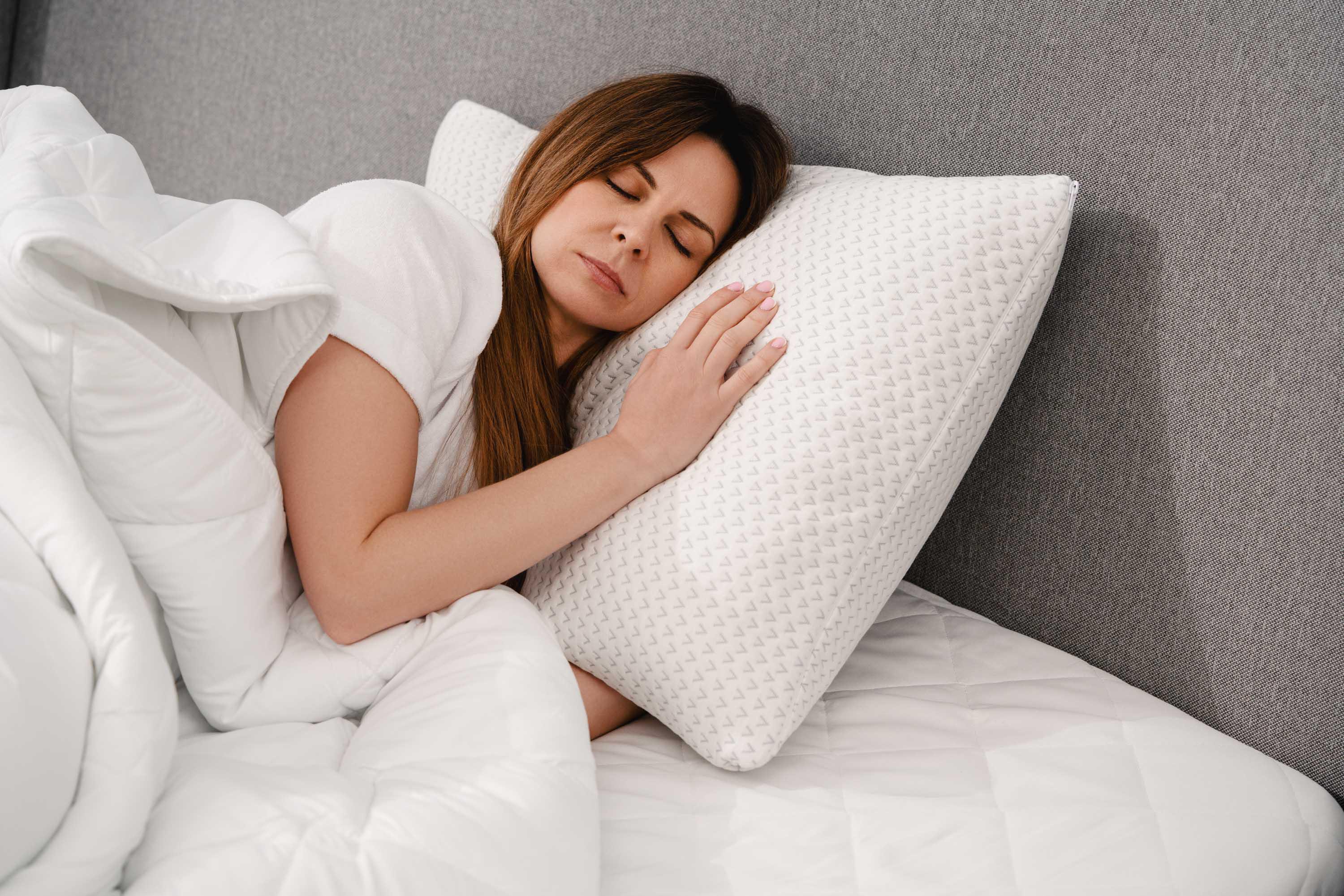 ортопедическая подушка 50x70 с эффектом памяти в интерьере — поддержка шеи и головы