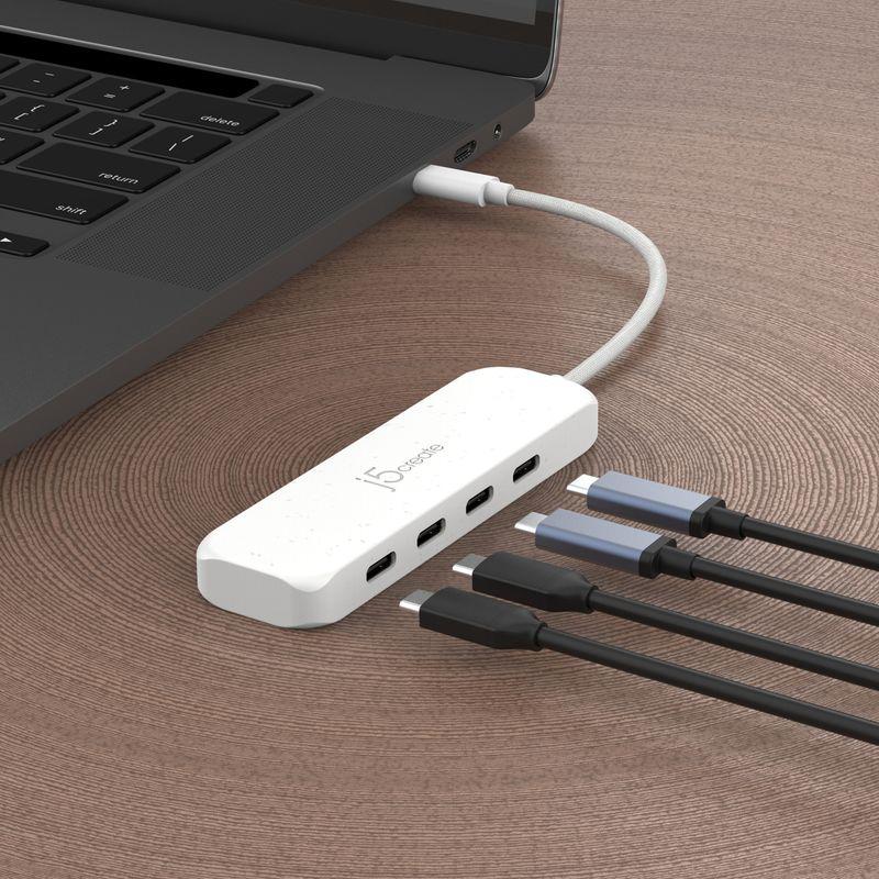 Білий USB-C хаб j5create JCH345EW-N на 4 порти Type-C підключений до ноутбука