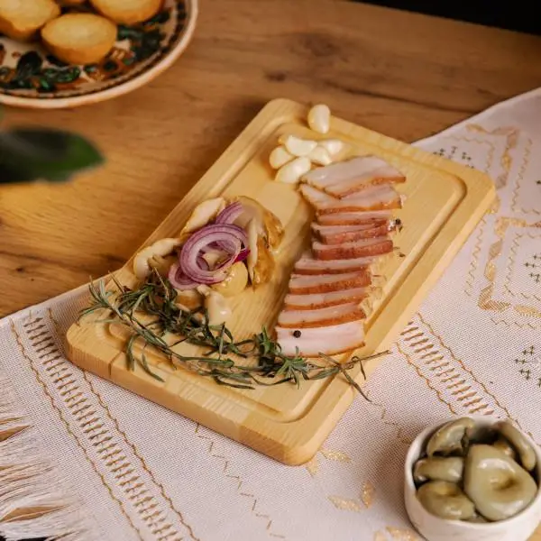 Сервировочная доска из ясеня 45×30 см с закусками — доска для подачи стейков и сыров
