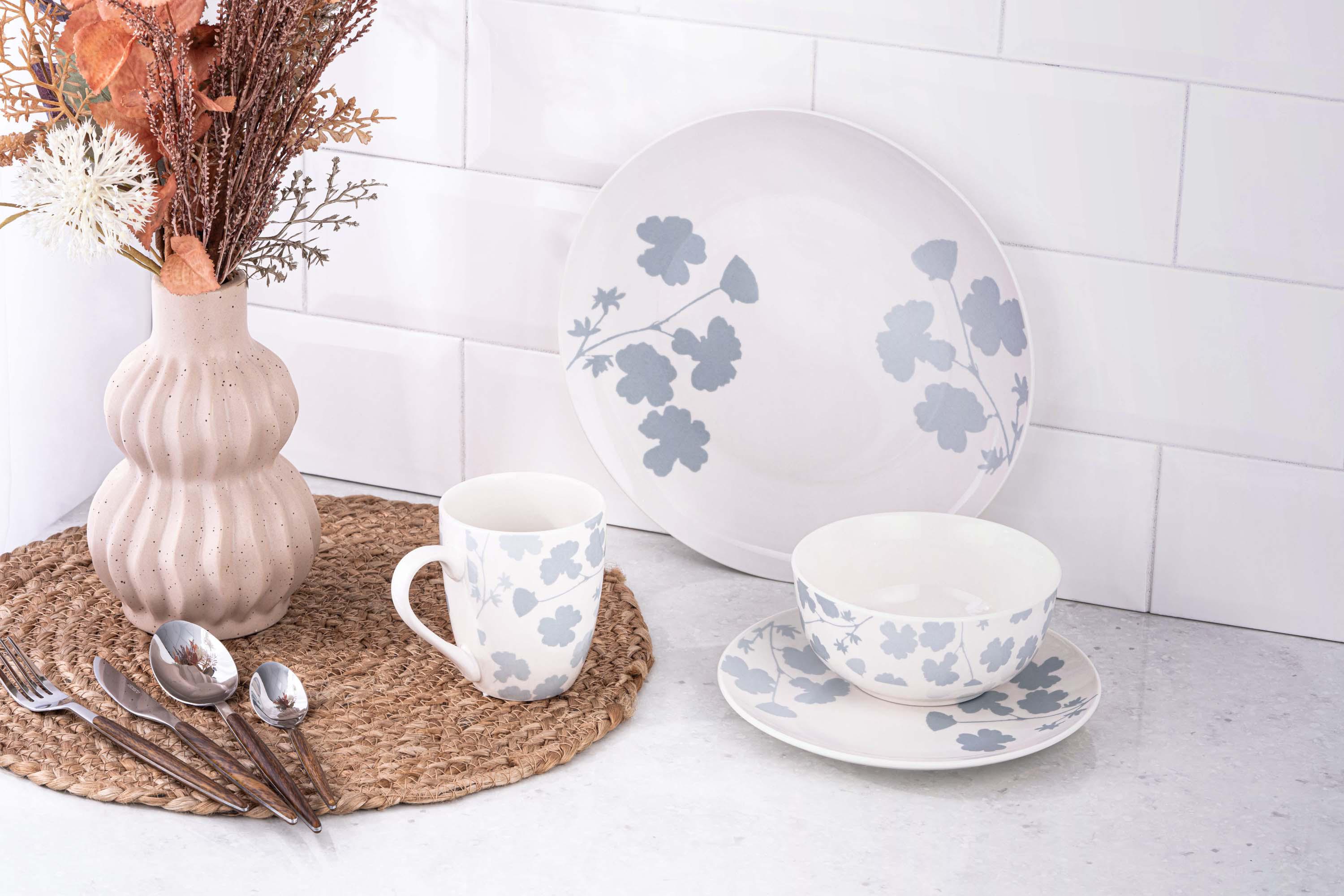 Чашка Ardesto Capri 320 мл бело-голубая в интерьере — уютная чашка с цветочным узором