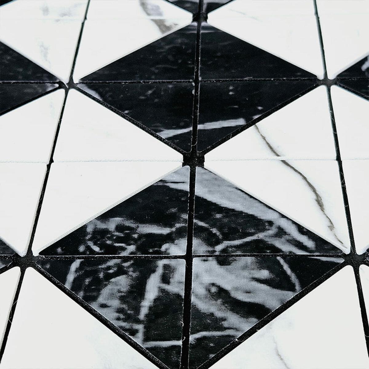 Крупный план самоклеящейся PET плитки 300x300 мм — фактура, клеевой слой и защитная пленка