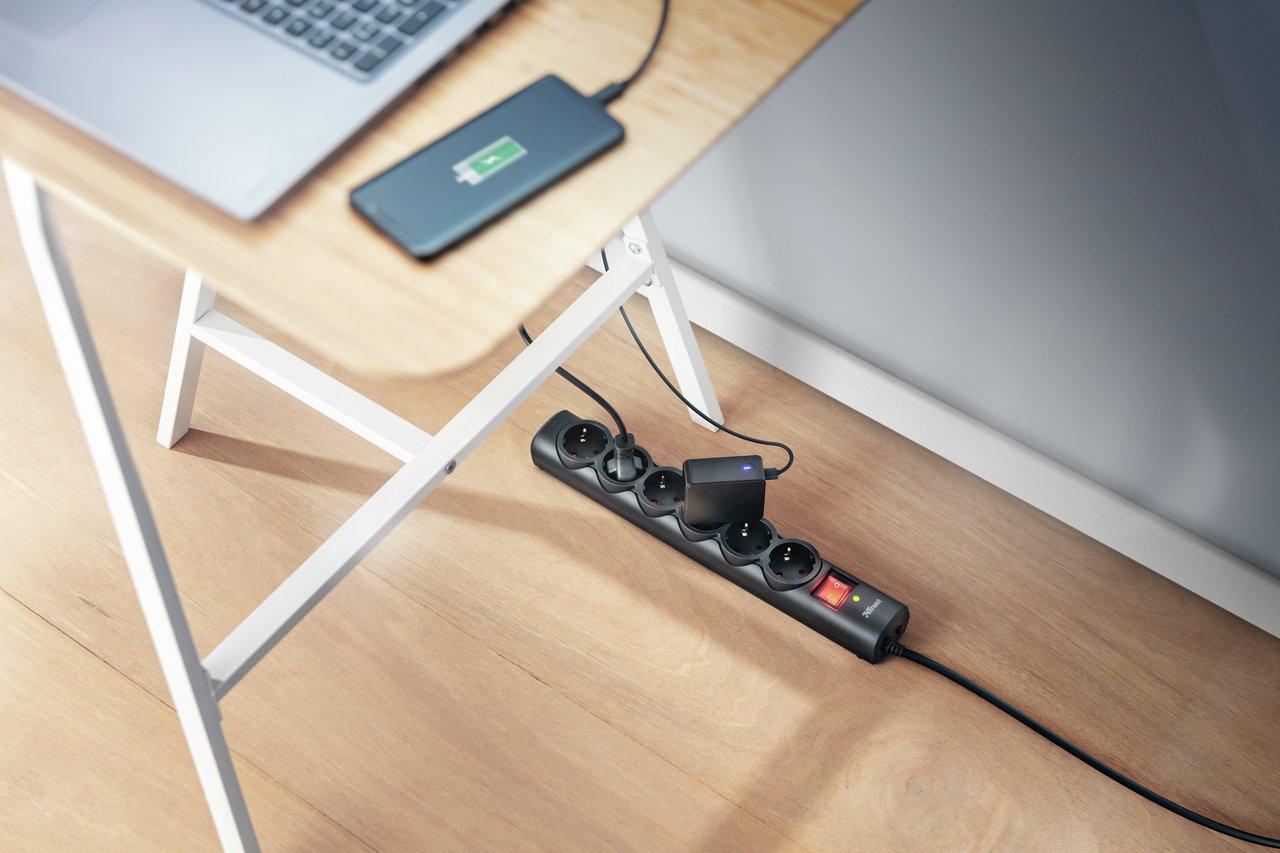 Мережевий подовжувач Trust Surge Guard 1,8 м у робочому просторі біля столу