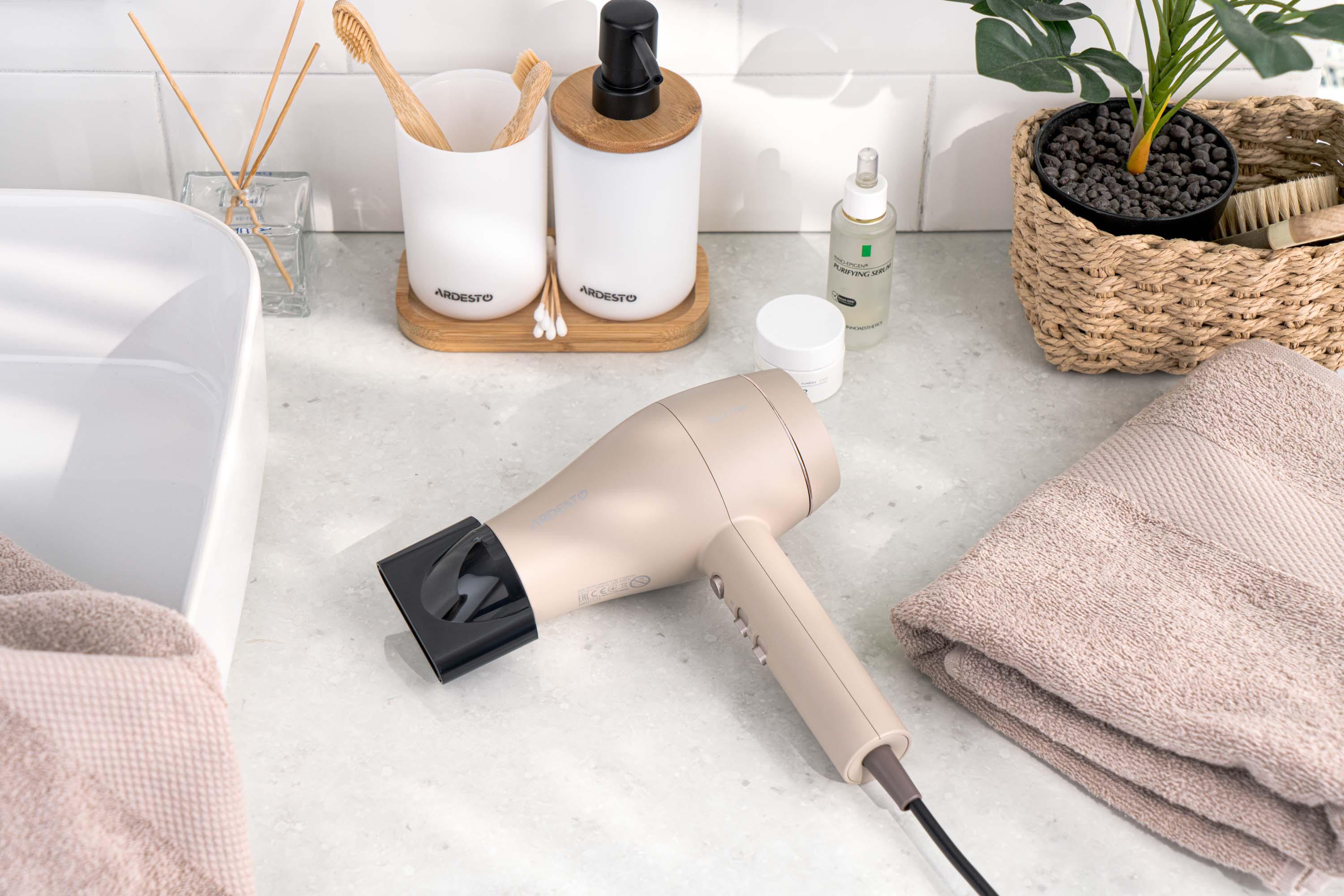 Фен ARDESTO Pearl Cream HD-Y700PERL бежевого кольору у ванній кімнаті на стільниці