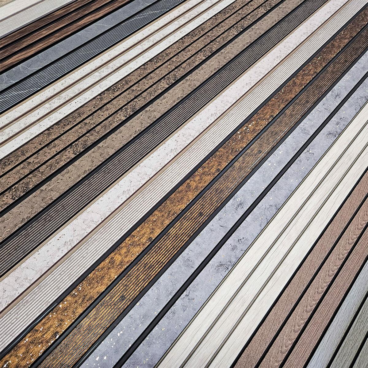 Декоративная рейка для стен темно-коричневая с золотыми вкраплениями в интерьере, имитация дерева