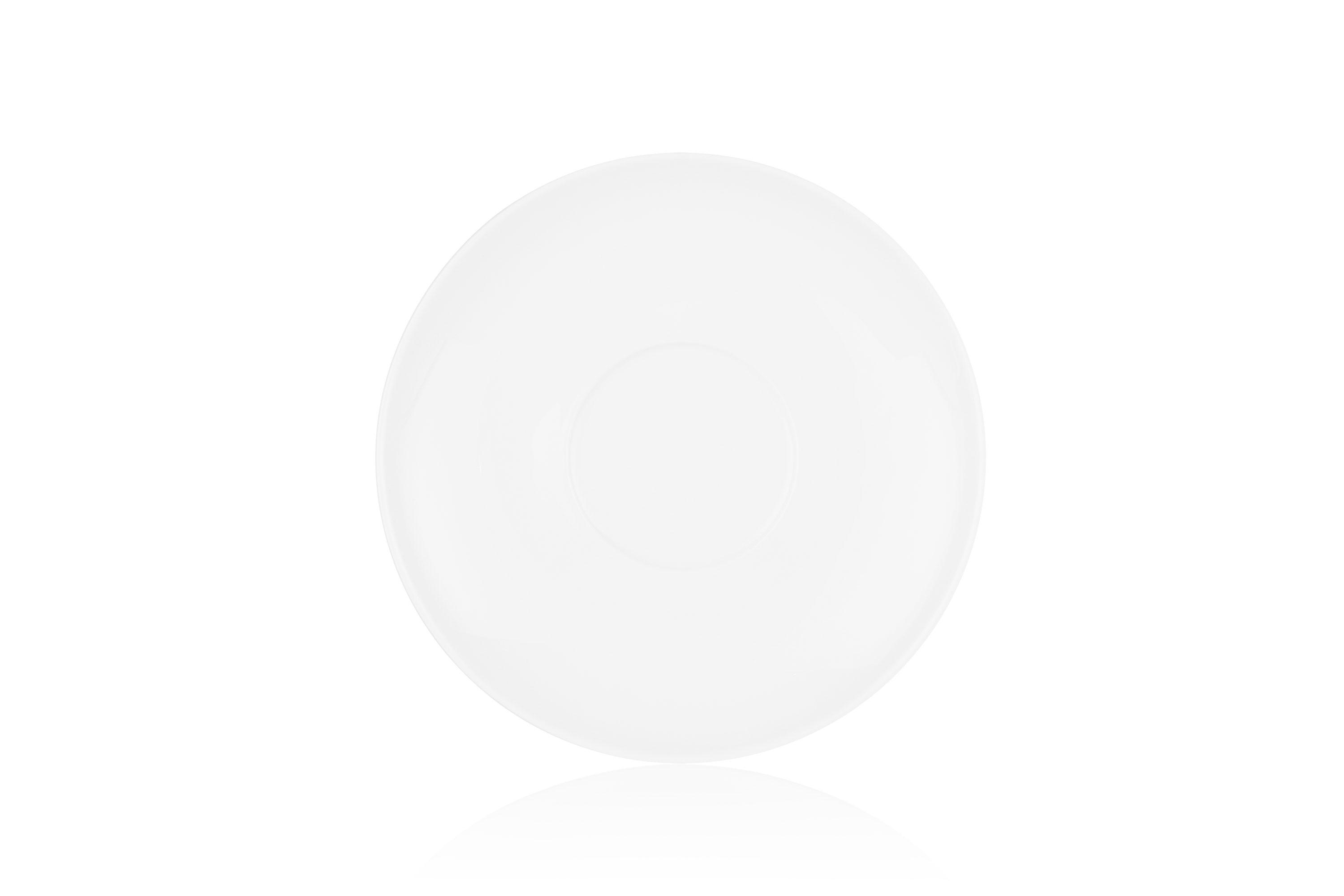 белое фарфоровое блюдце 15 см — сервировка на белом фоне