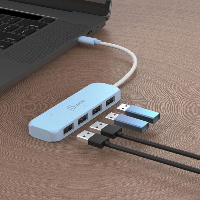 Блакитний USB-C хаб j5create на 4 порти USB-A підключений до ноутбука
