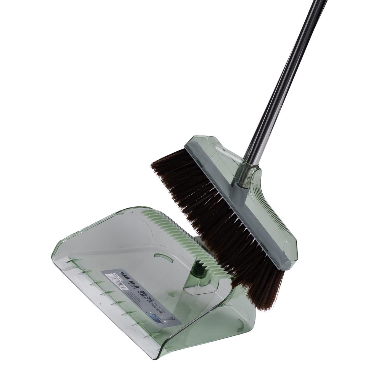 крупный план щетки и совка с ровным краем, веник с длинной ручкой для пола