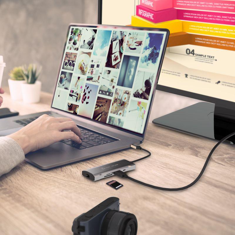 USB-C хаб J5create JCD393-N підключений до ноутбука, монітора та камери