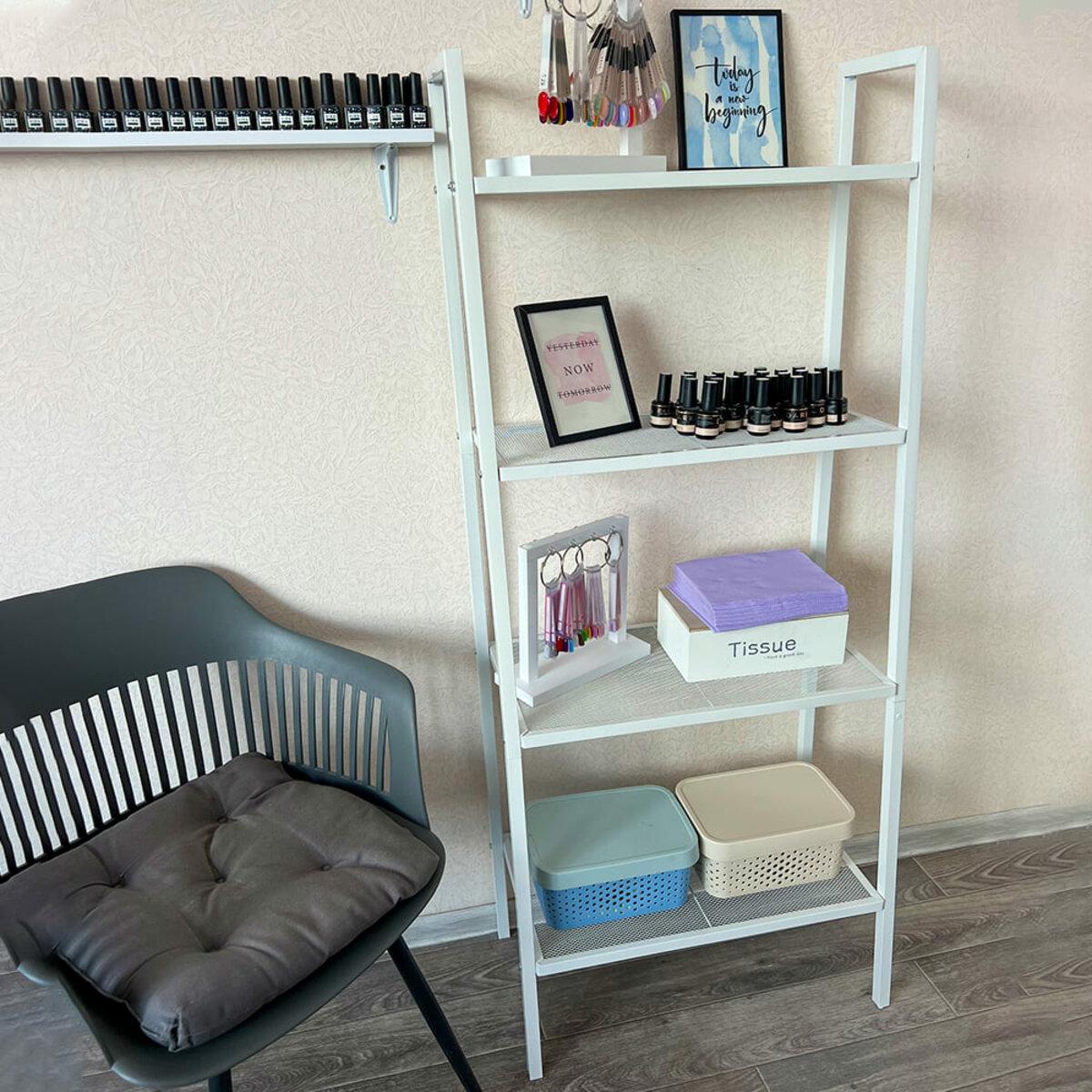 узкий белый стеллаж 4 яруса 60х35х148 в интерьере, металлическая этажерка для дома