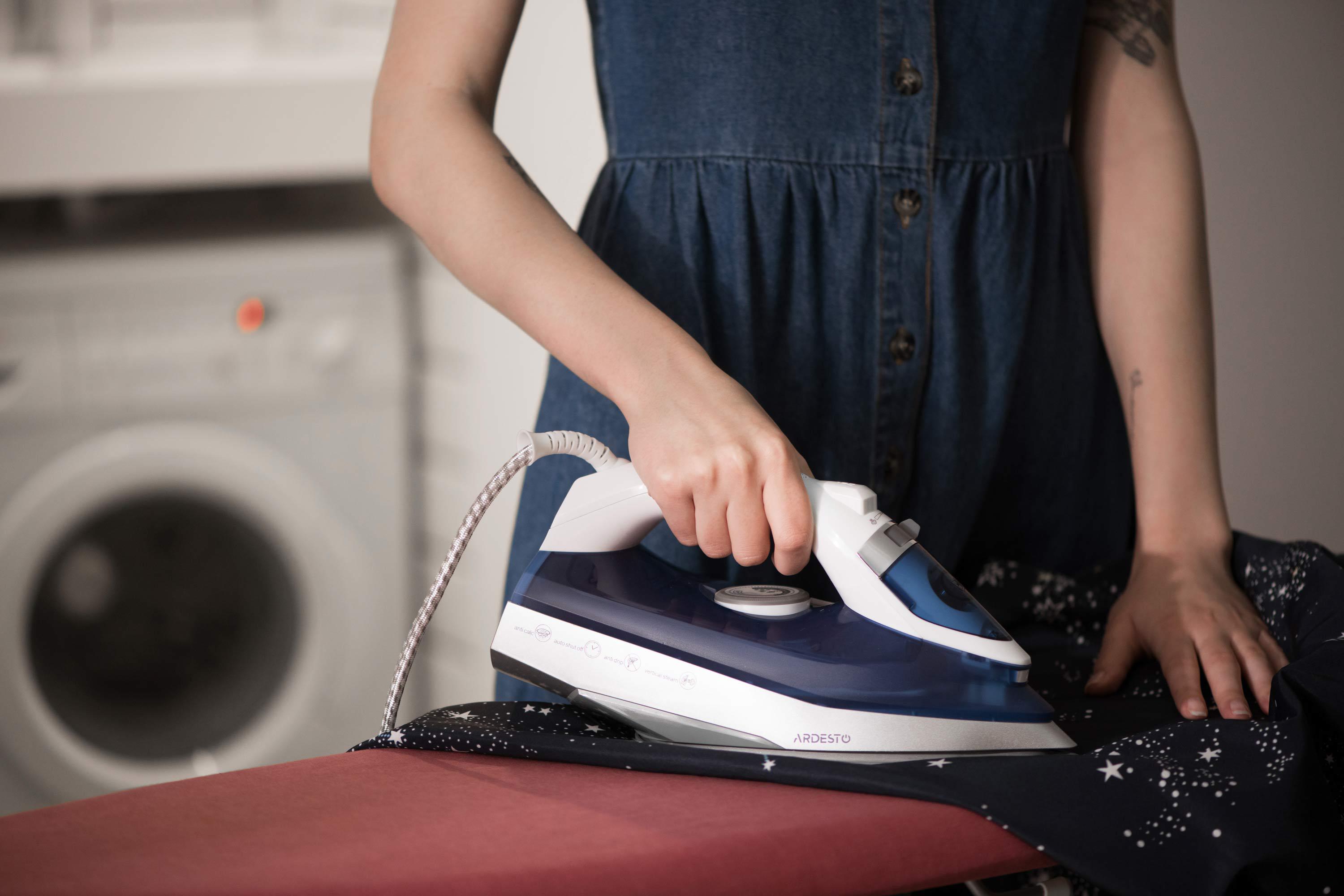 Паровой утюг Ardesto с керамической подошвой и функцией вертикального отпаривания