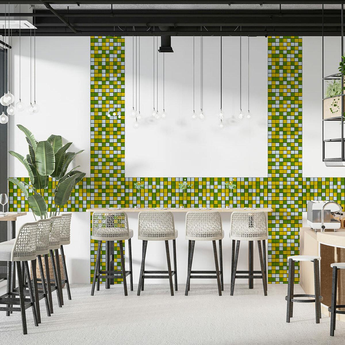 Крупный план самоклеящейся мозаичной плитки 298×298 мм, показаны слои: стекло, сетка, пористый полипропилен