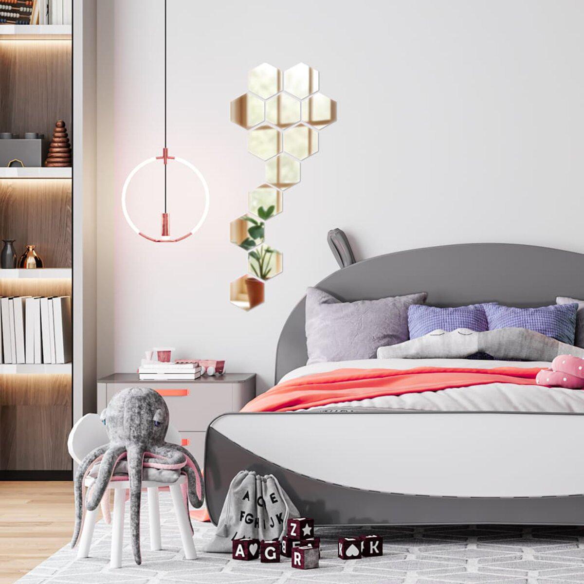 Зеркальные акриловые наклейки шестигранные 85x95 мм в интерьере — самоклеящиеся элементы для стен