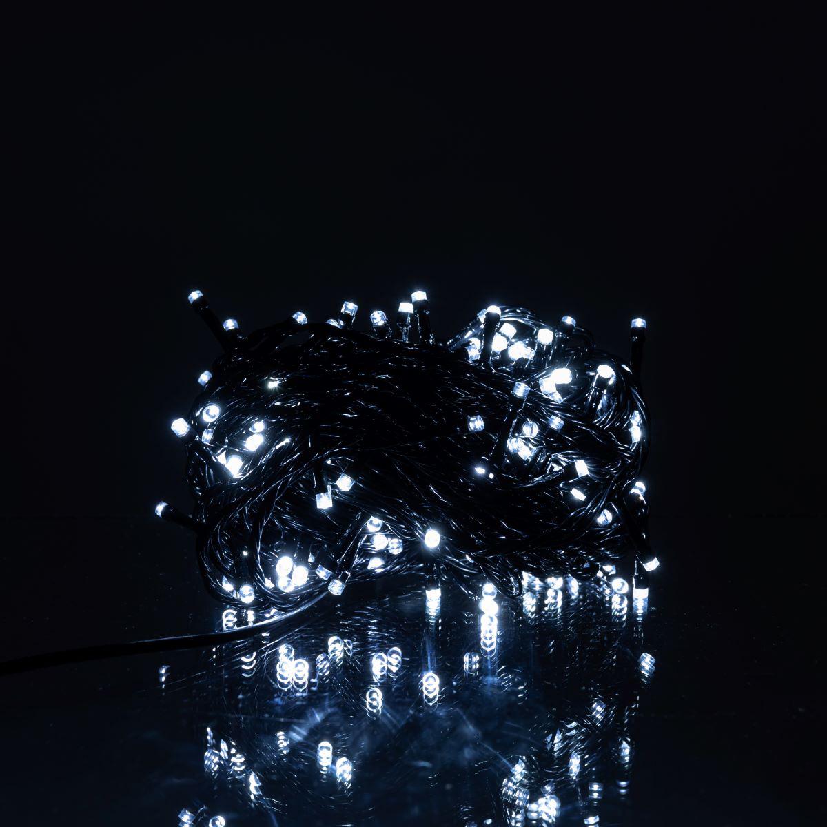 Белая светодиодная гирлянда 180 LED крупный план на черном проводе мерцающая