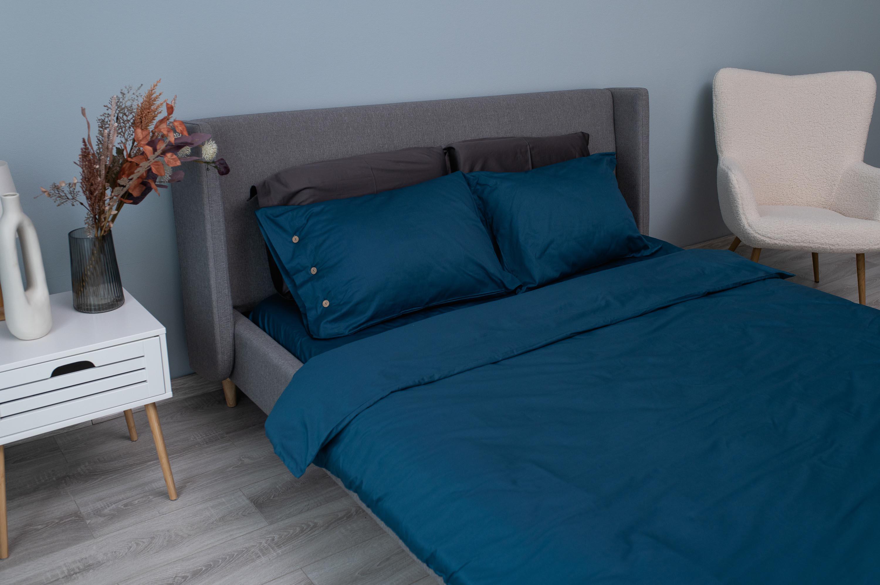 сатиновая простыня для двуспальной кровати 240x260 синяя океан в интерьере