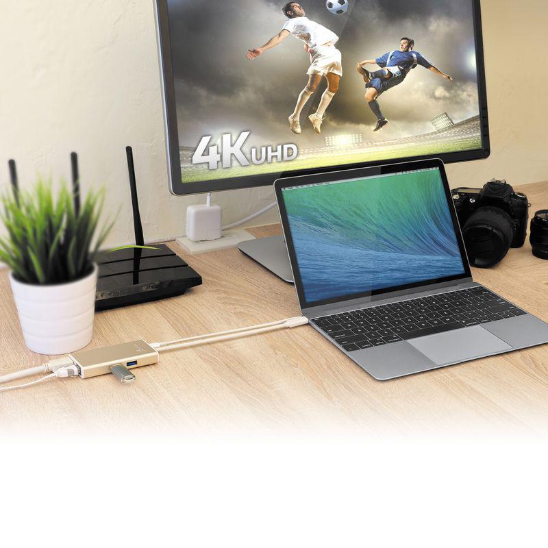 USB-C мультиадаптер J5create JCA374-N підключений до ноутбука та 4K монітора