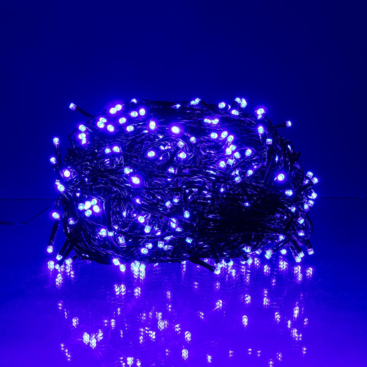 Синяя светодиодная нитка 500 LED крупный план — черный провод и яркие LED