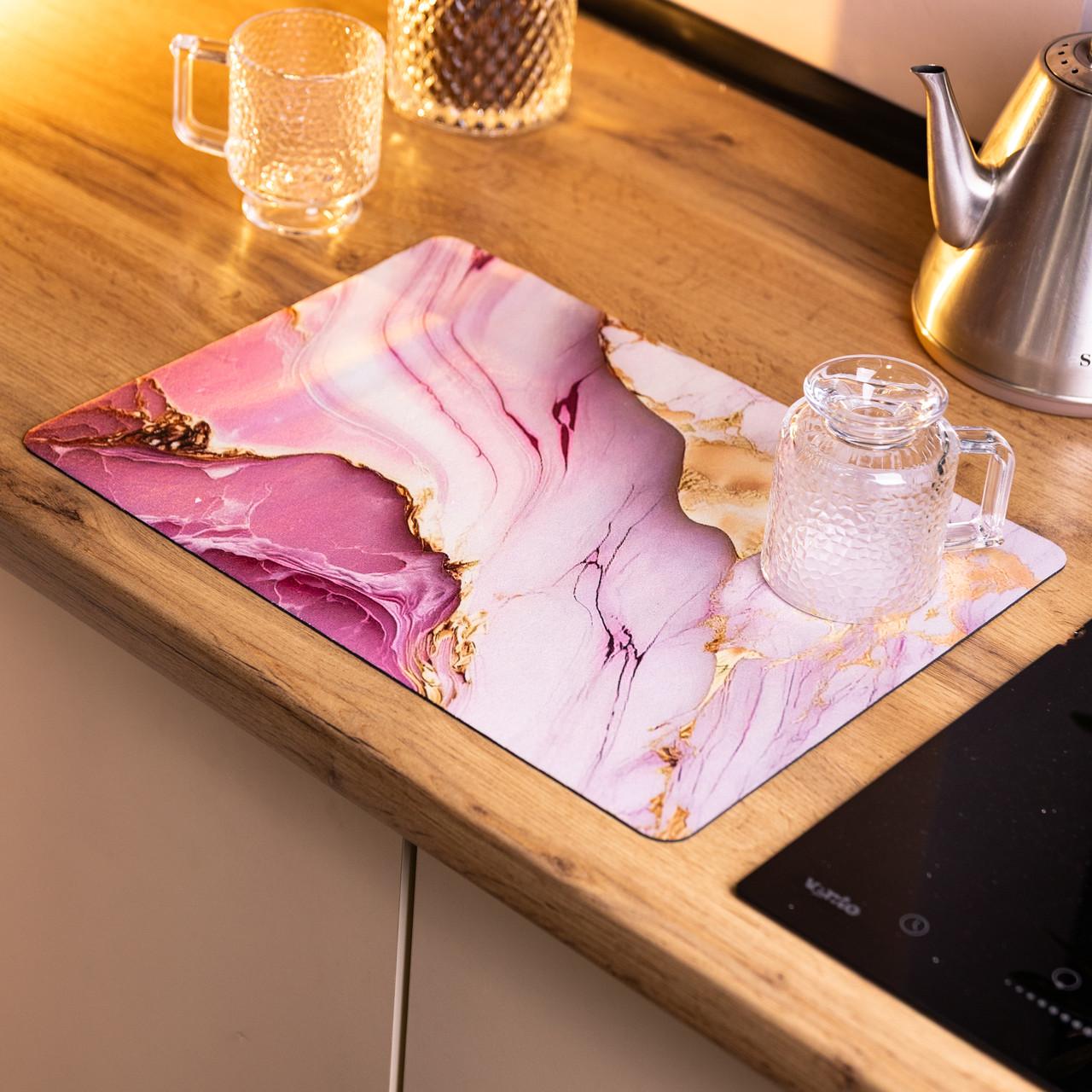 Рожевий діатомітовий килимок для сушіння посуду 30×40 см на кухонній стільниці