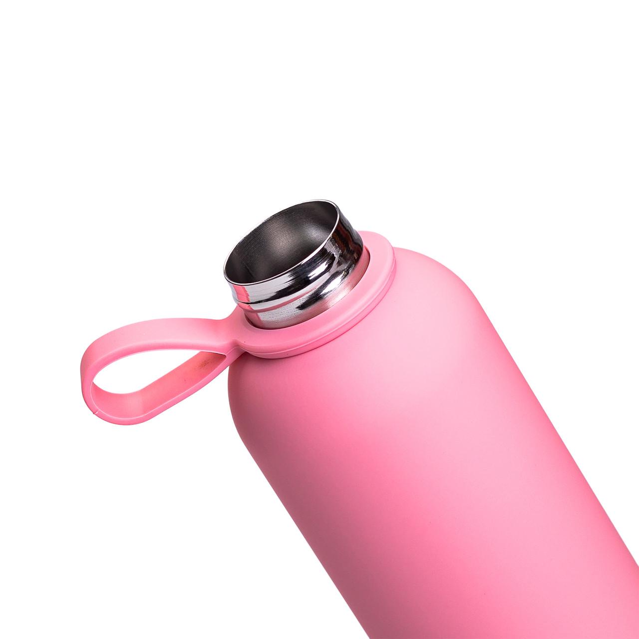 крупный план горлышка термобутылки 500 мл розовая нержавеющая сталь и петля