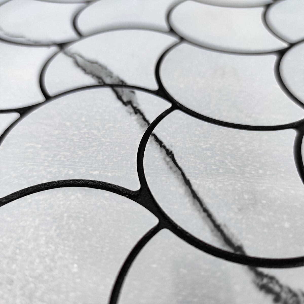 Крупный план самоклеящейся ПЭТ мозаики 30x30 — фактура, защитный и клейовый слой