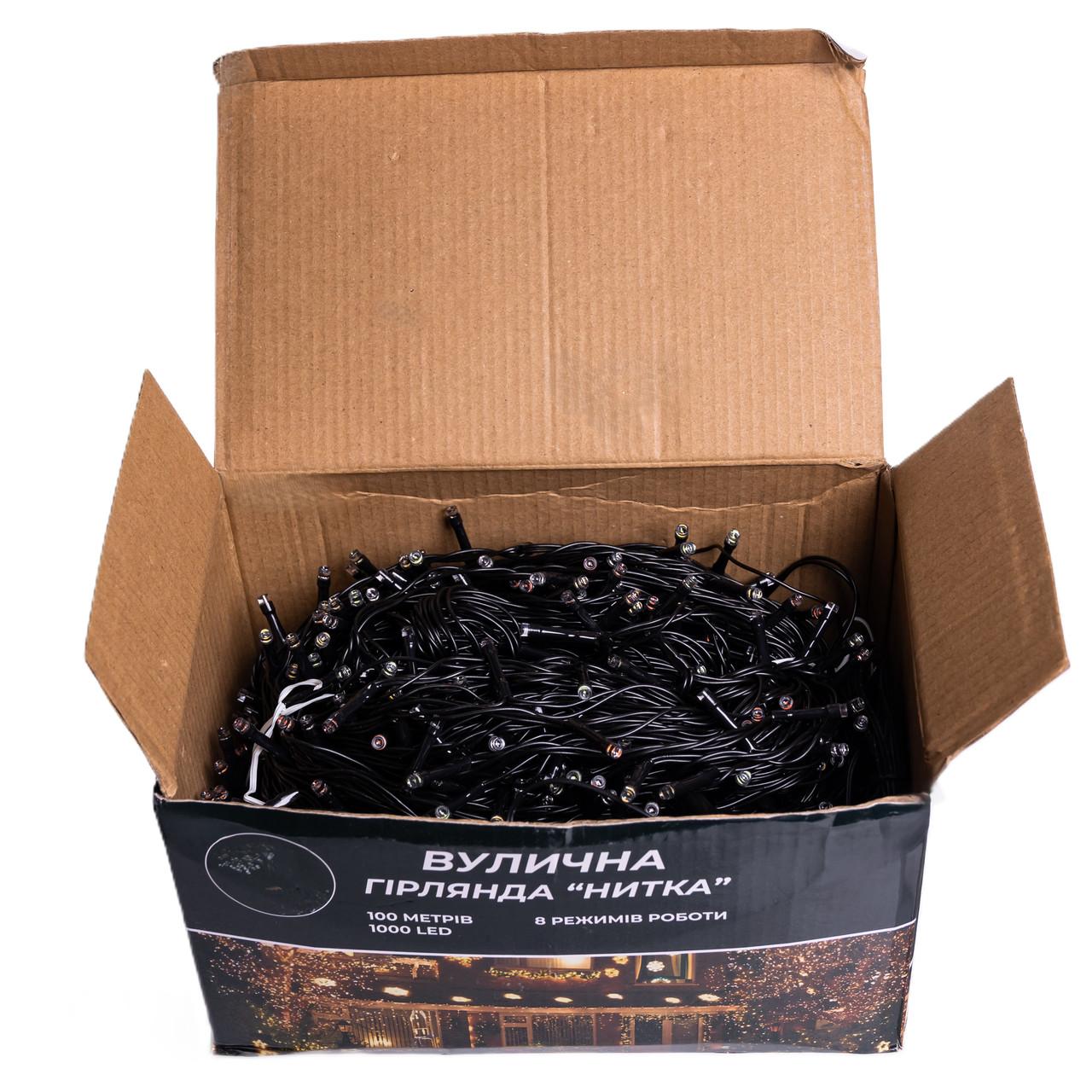 крупный план синей LED гирлянды на черном проводе — энергосберегающая светодиодная гирлянда 1000 ламп