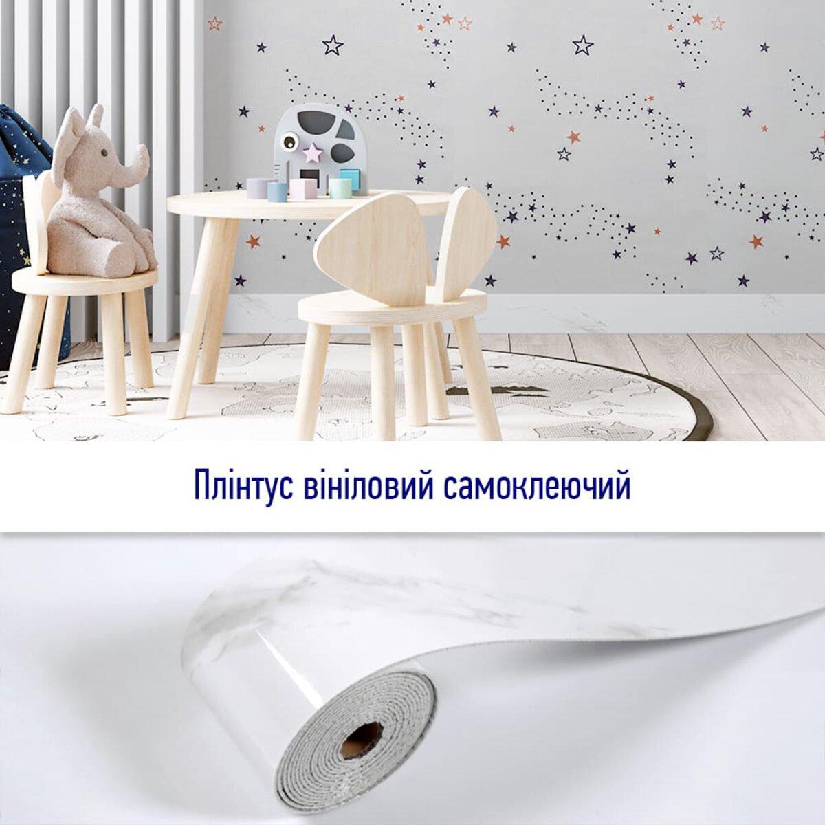 Крупный план влагостойкой поверхности винилового плинтуса ПВХ — демонстрация водоотталкивающего эффекта