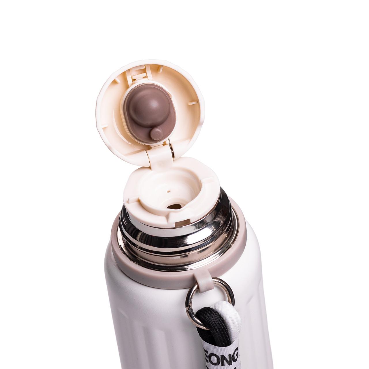 Крупный план внутренней крышки с силиконовой прокладкой и механизмом — питьевой термос с ремешком