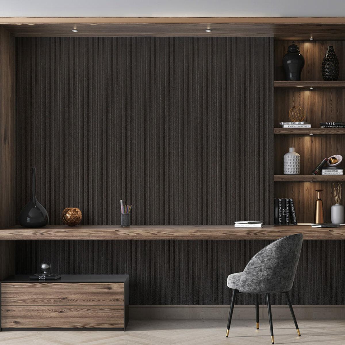 Крупный план чёрной текстуры панели-рейки с водоотталкивающей ПВХ плёнкой — стойкость к влаге, самоклеящиеся панели